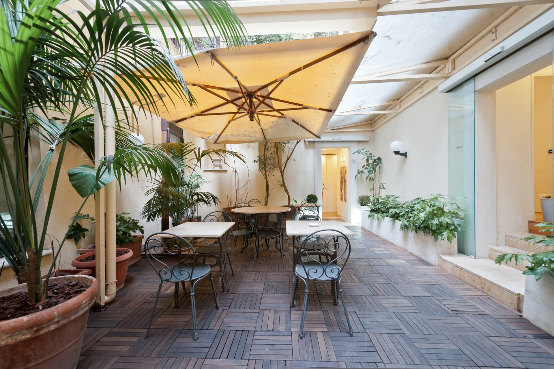 Hotel White
