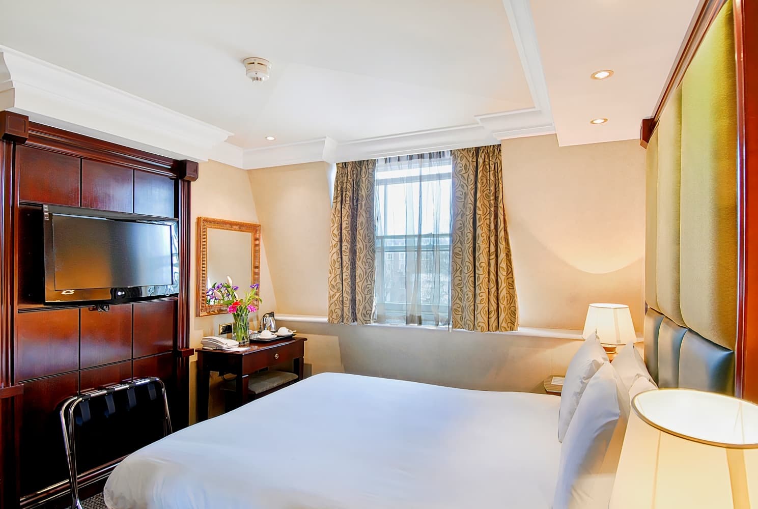 Shaftesbury Hyde Park International