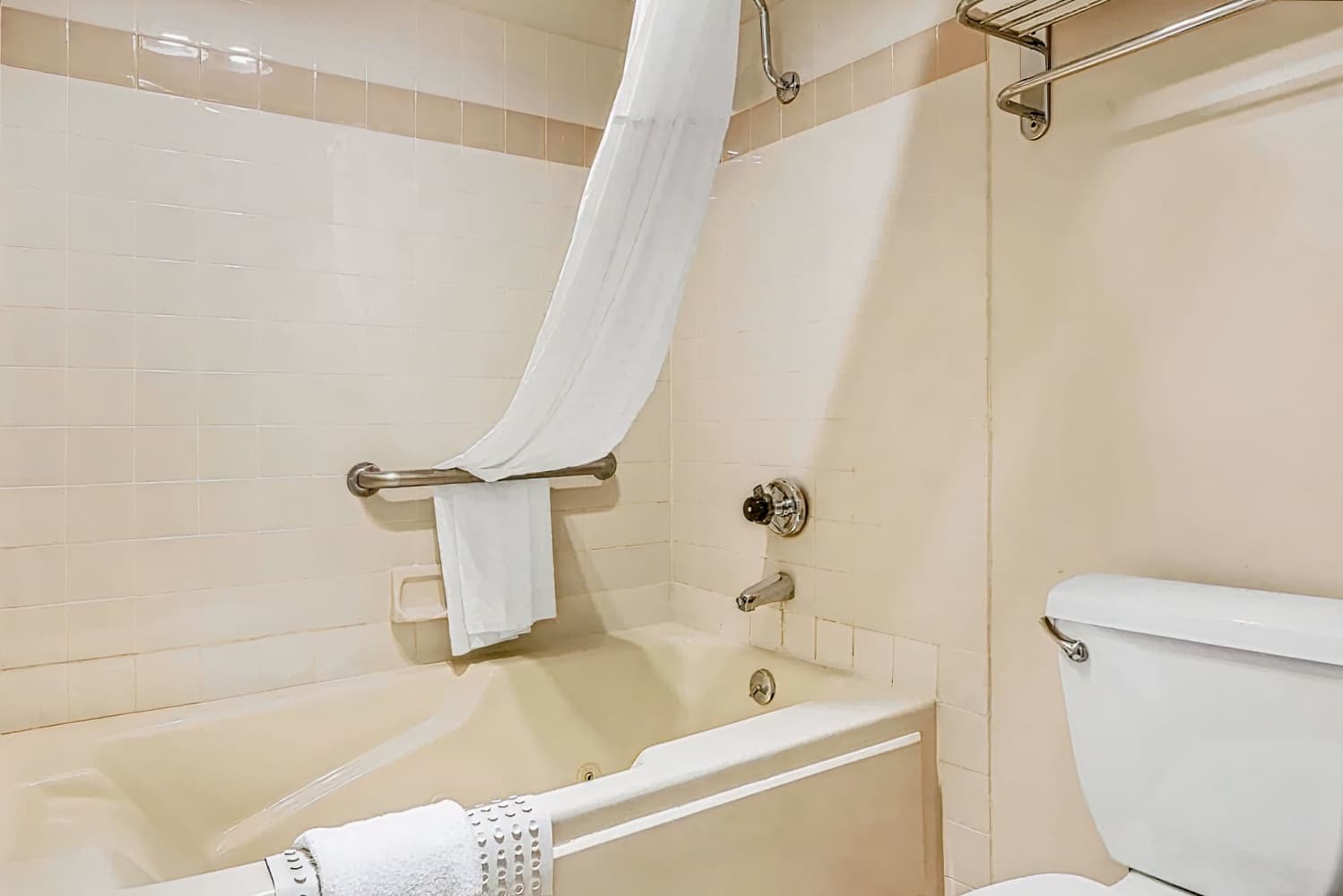 Quality Inn & Suites Los Angeles Airport - LAX