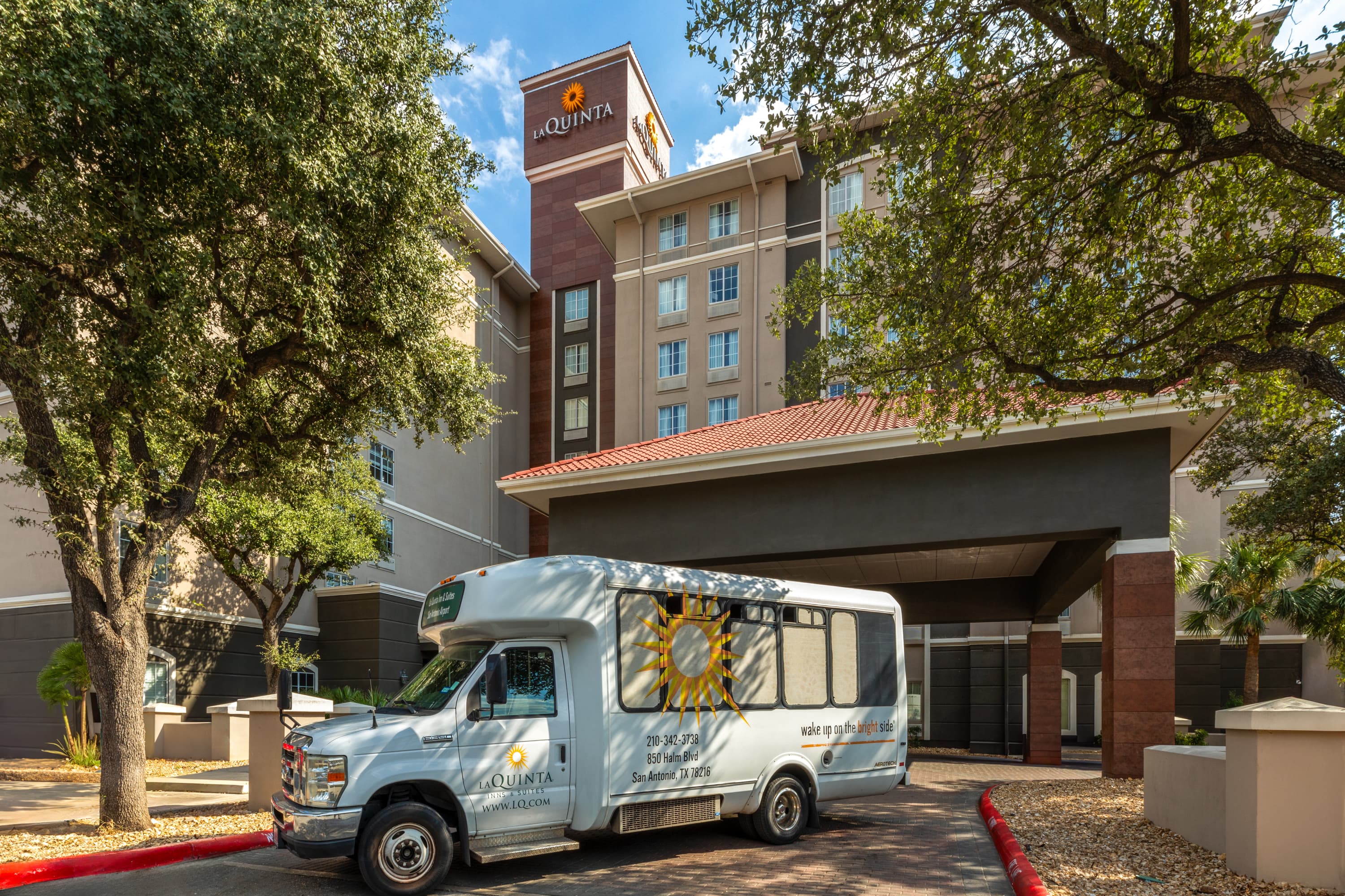 La Quinta Inn & Suites by Wyndham San Antonio Airport