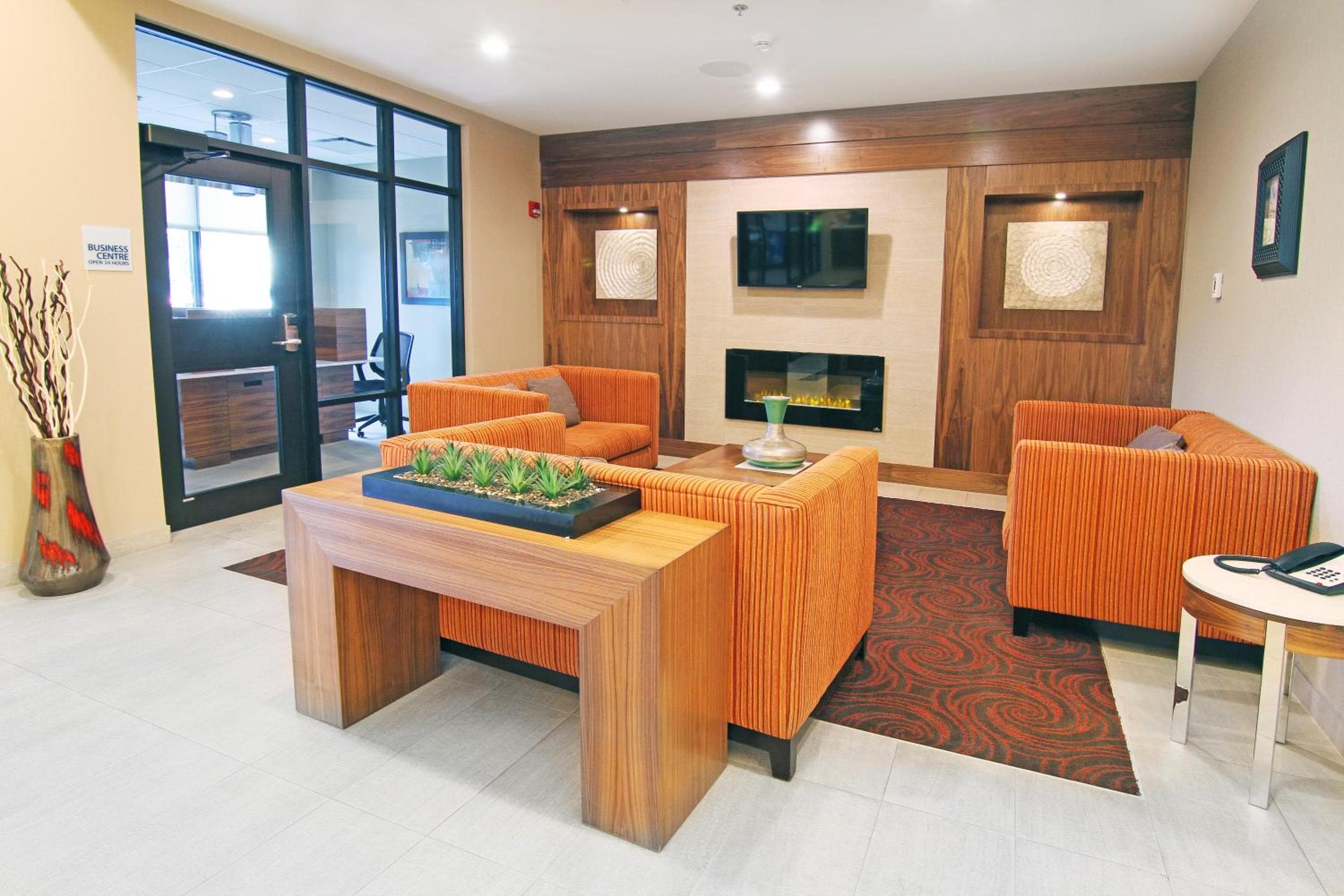 Holiday Inn Express & Suites Calgary University