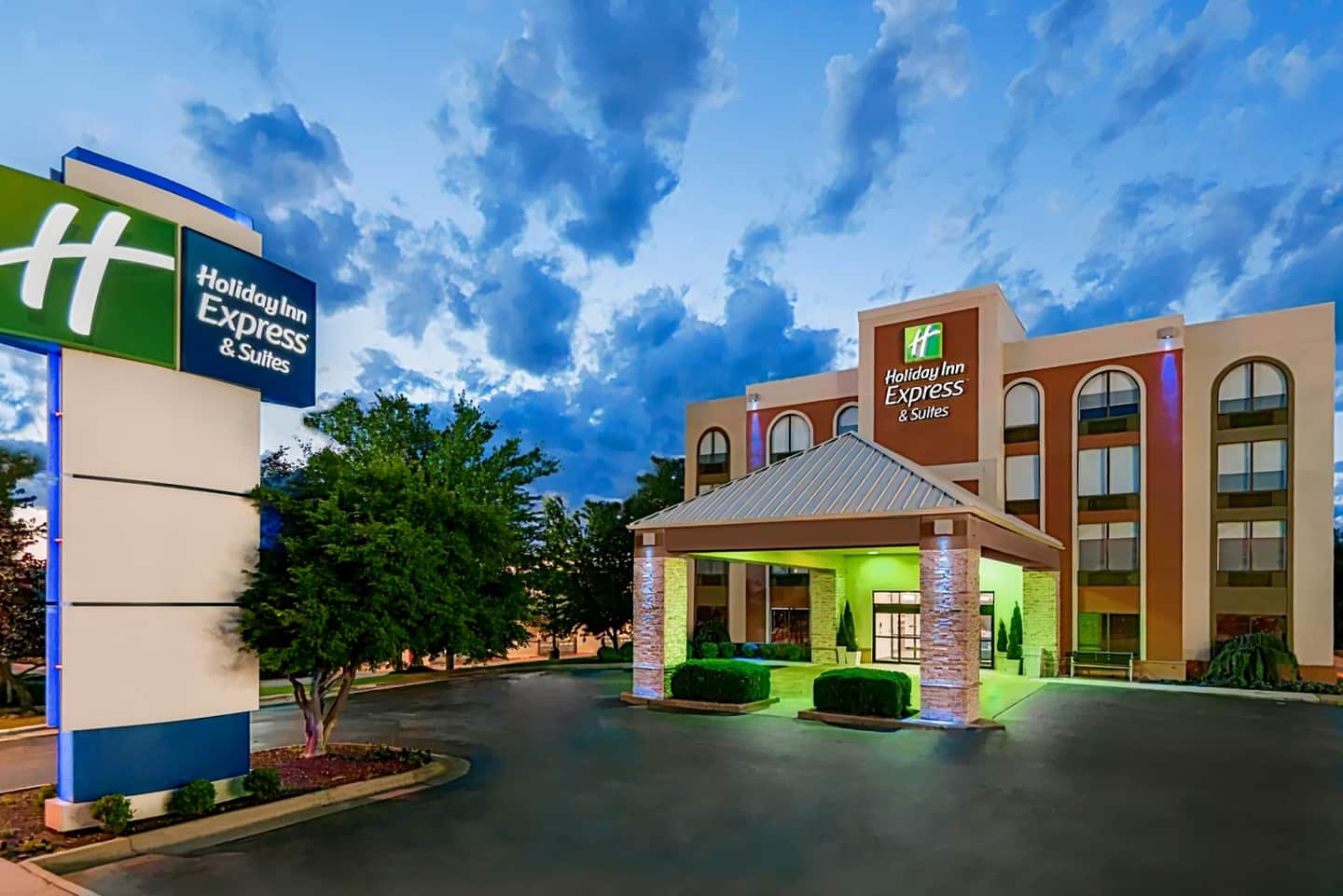 Holiday Inn Express & Suites Bentonville