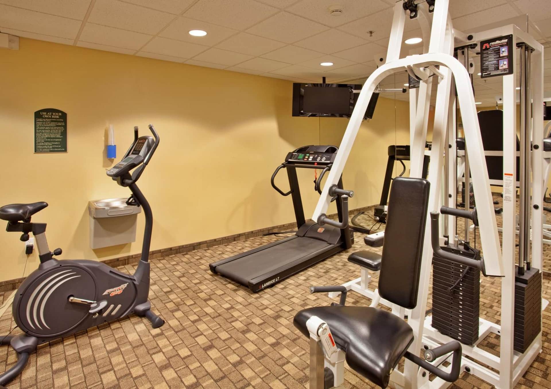 Holiday Inn Express & Suites Wichita Airport