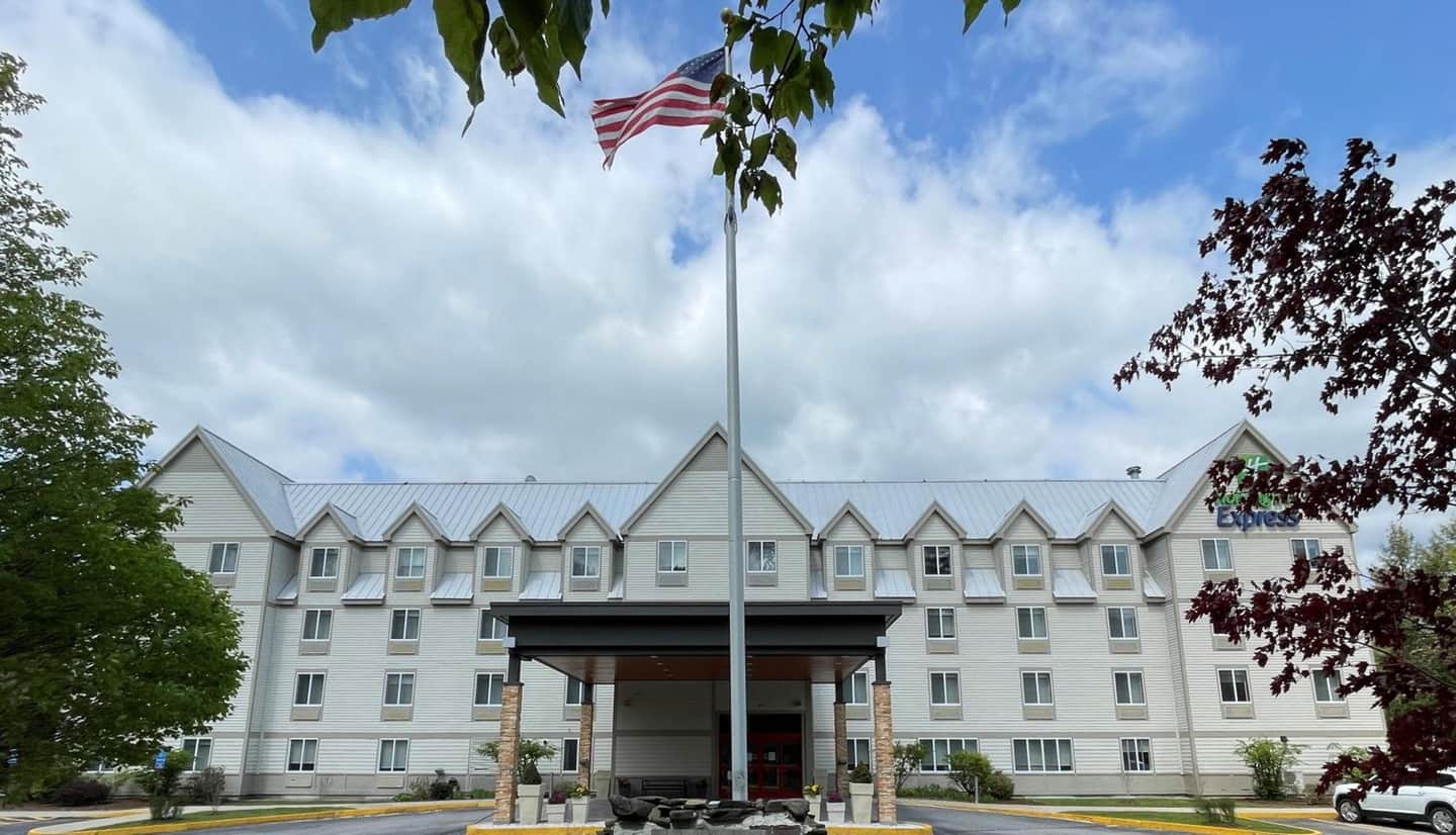Holiday Inn Express & Suites - Lincoln East - White Mountains, an IHG Hotel