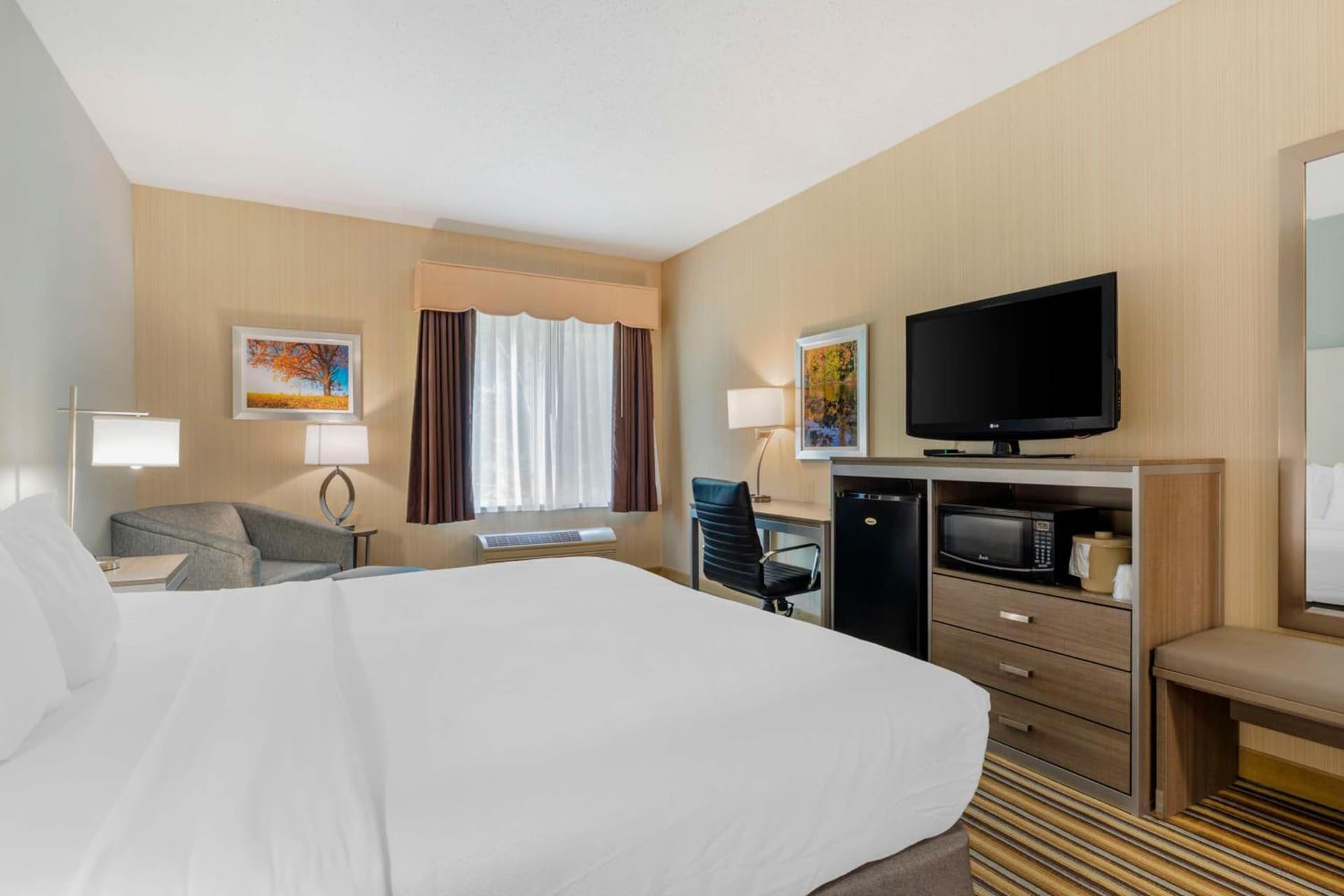 Best Western PLUS NEW ENGLAND INN & SUITES