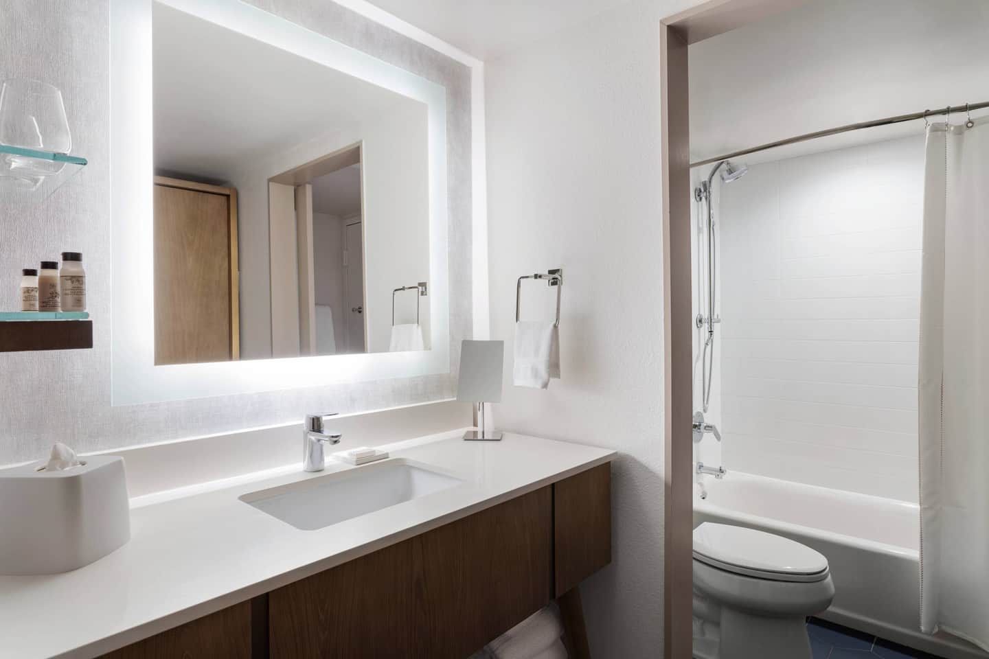 Delta Hotels by Marriott Virginia Beach Waterfront Suites