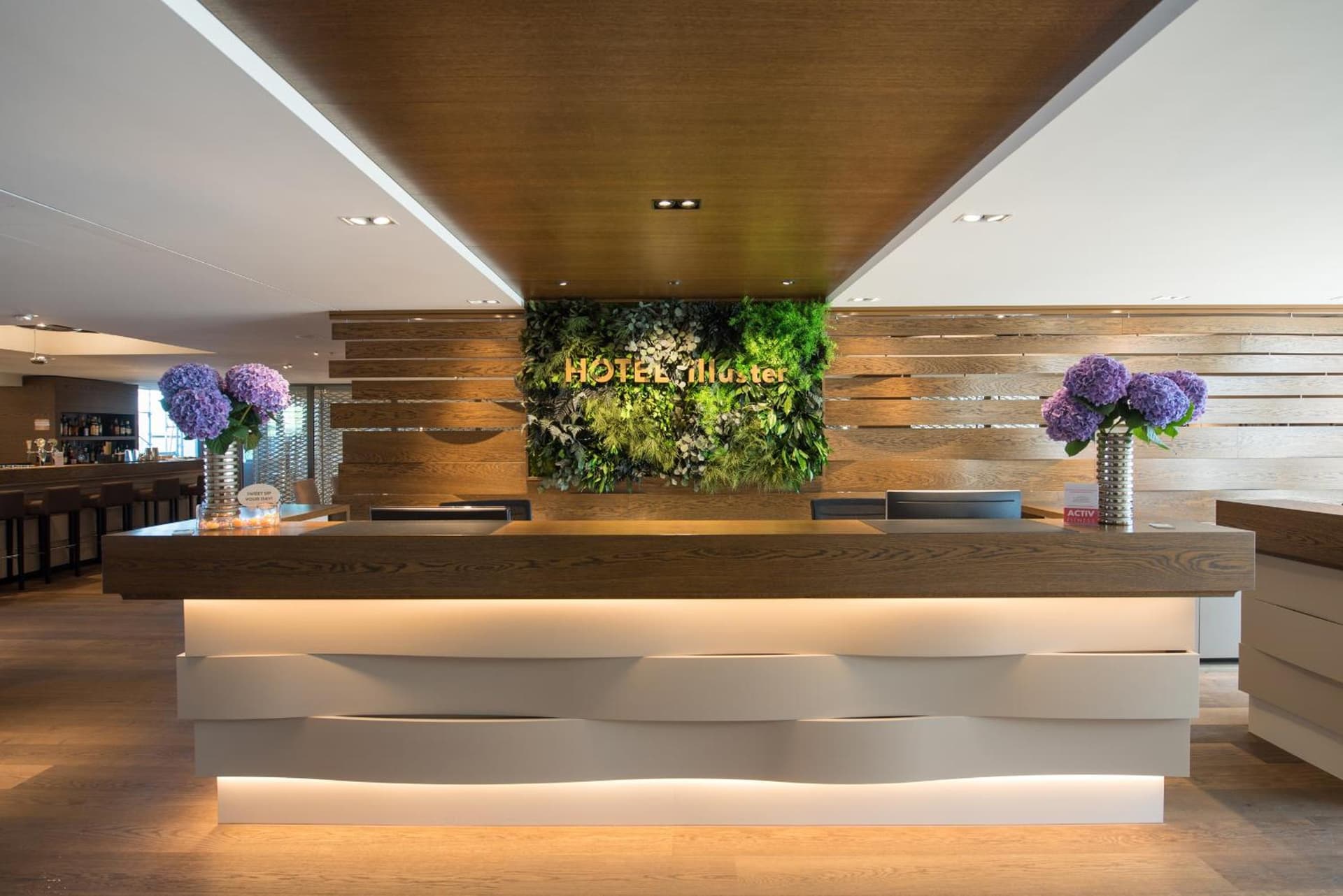 HOTEL illuster - Urban & Local