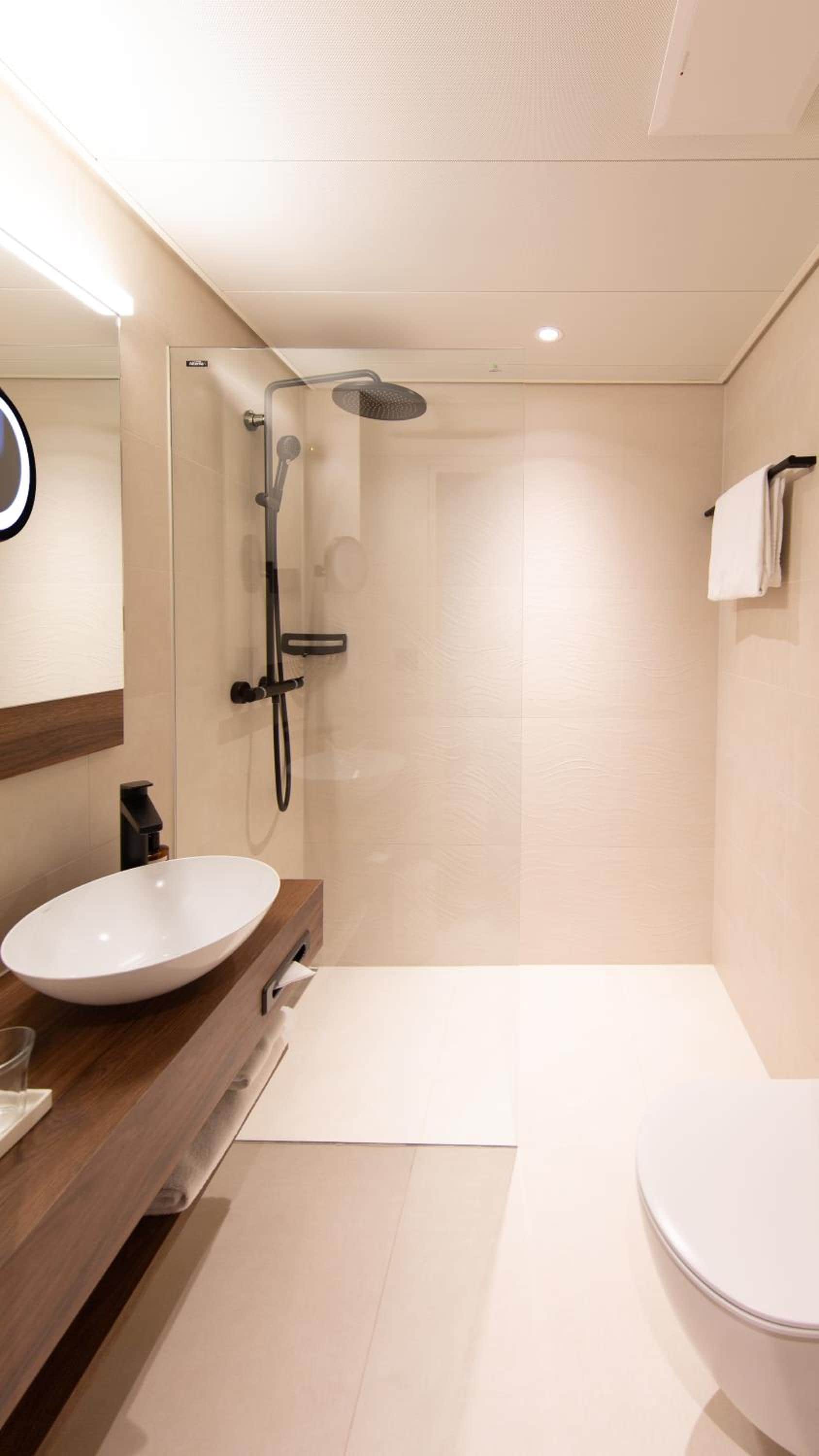HOTEL illuster - Urban & Local