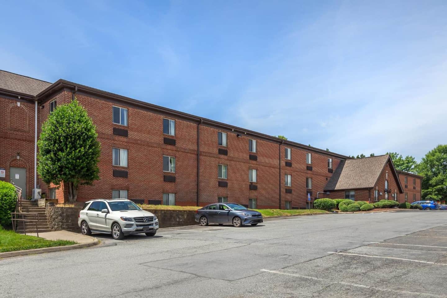 HomeTowne Studios & Suites by Red Roof Greensboro