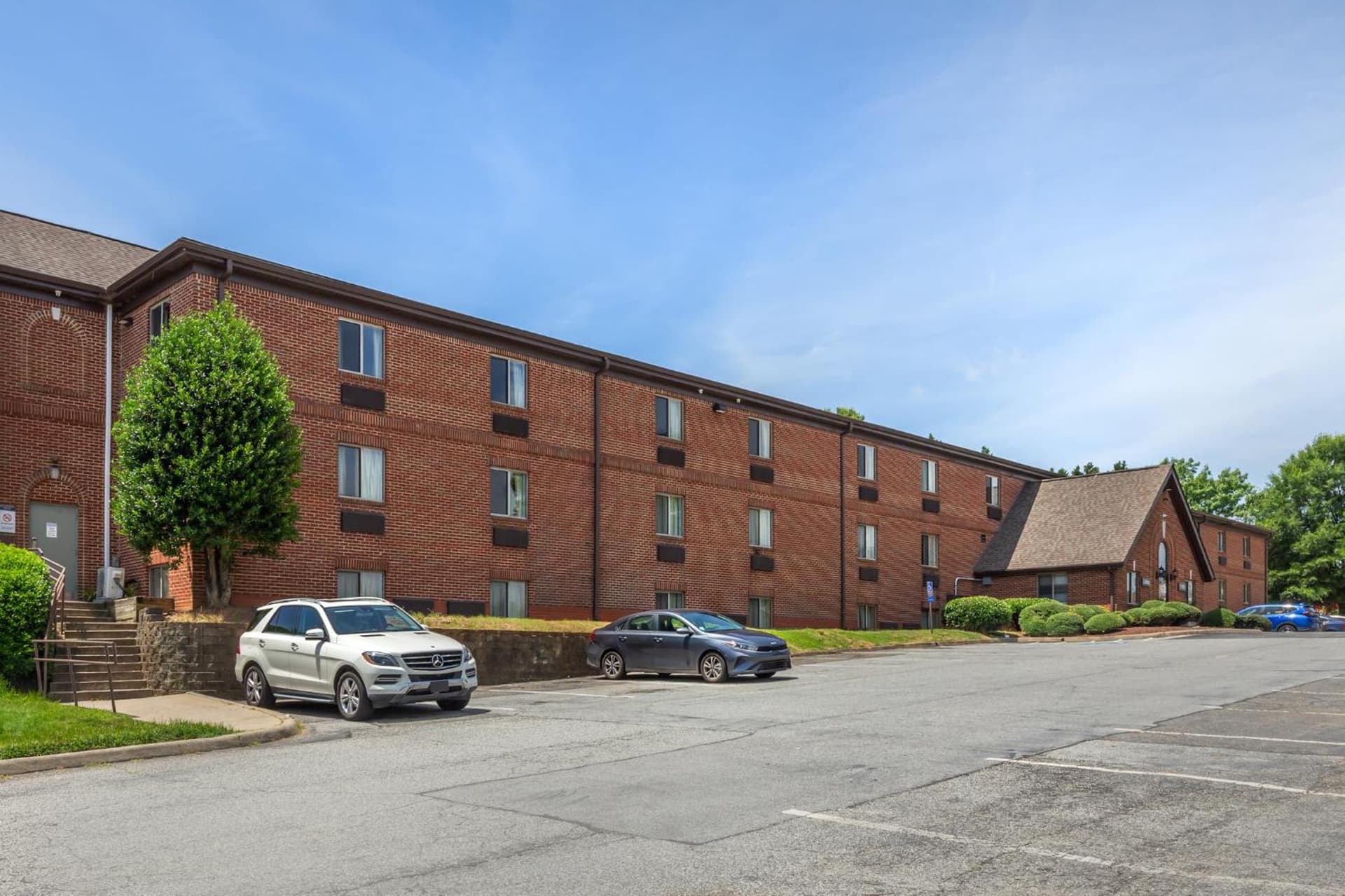 HomeTowne Studios & Suites by Red Roof Greensboro