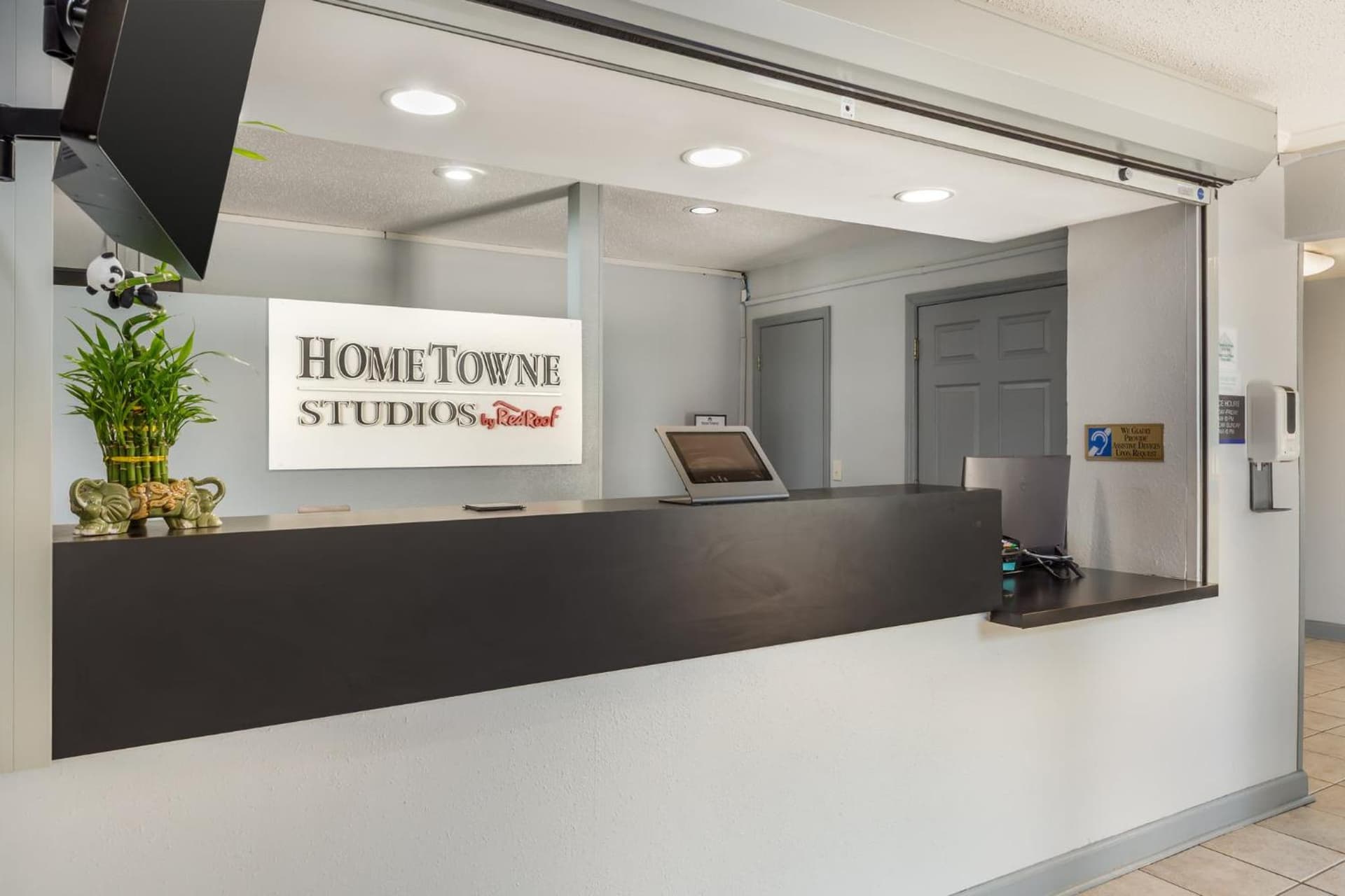 HomeTowne Studios & Suites by Red Roof Greensboro