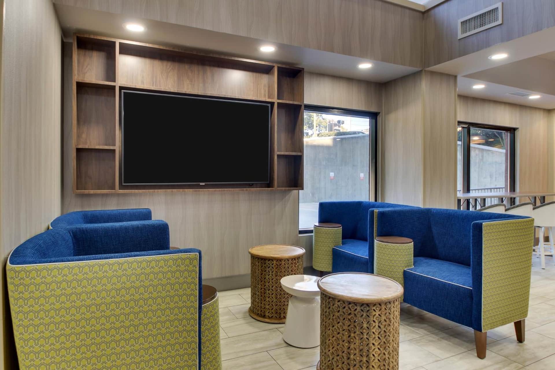 Holiday Inn Express & Suites Atlanta Perimeter Mall Hotel by IHG