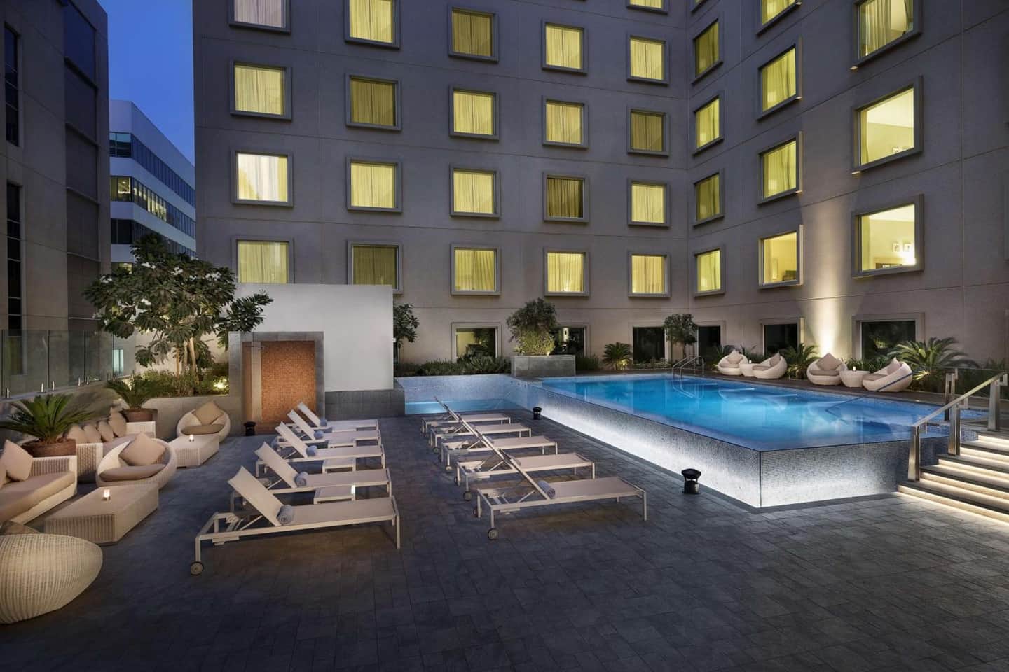 Hilton Garden Inn Dubai, Mall Avenue