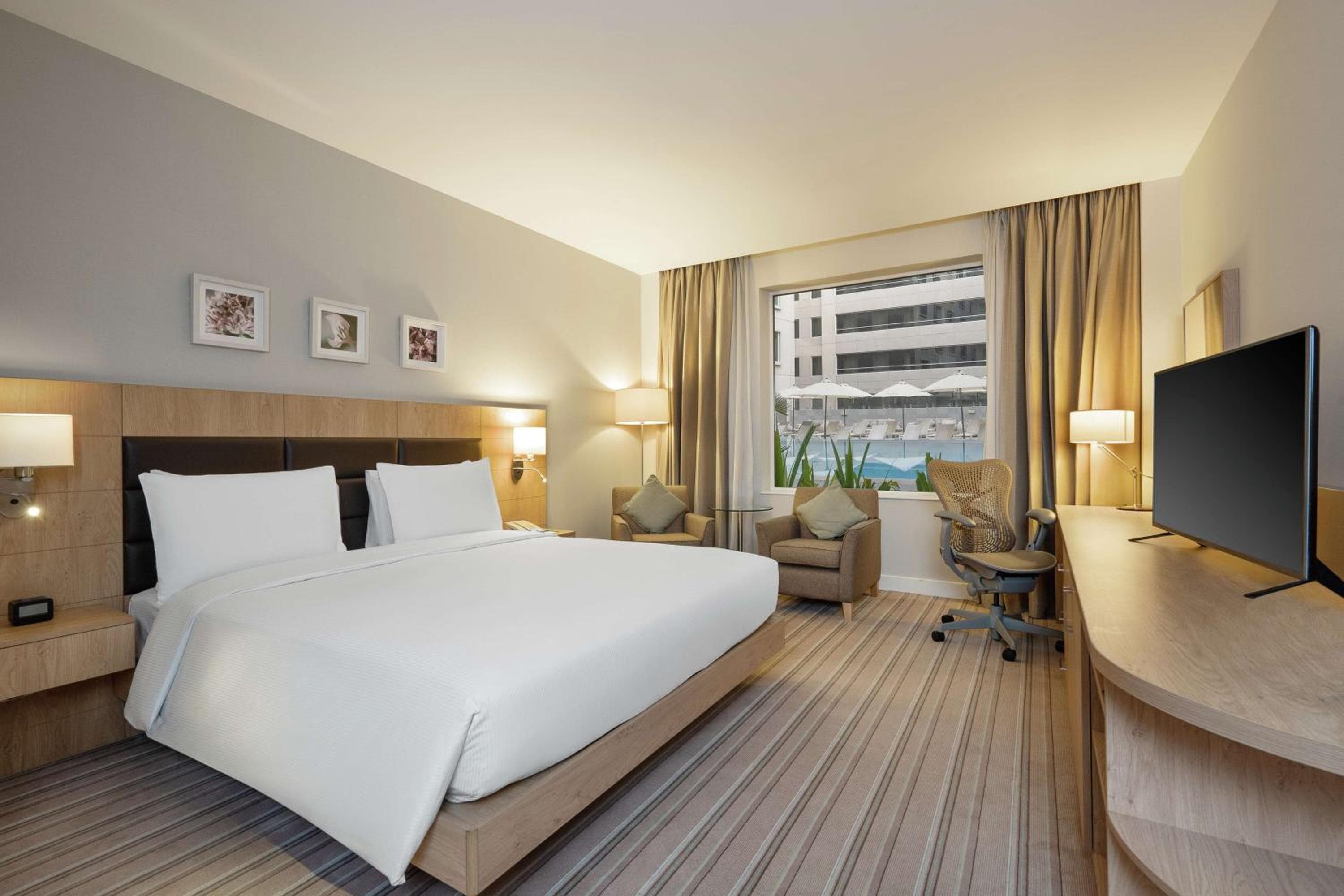 Hilton Garden Inn Dubai, Mall Avenue