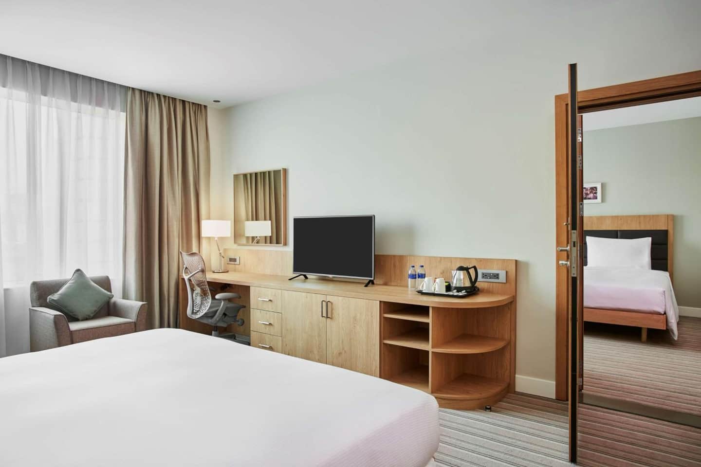 Hilton Garden Inn Dubai, Mall Avenue