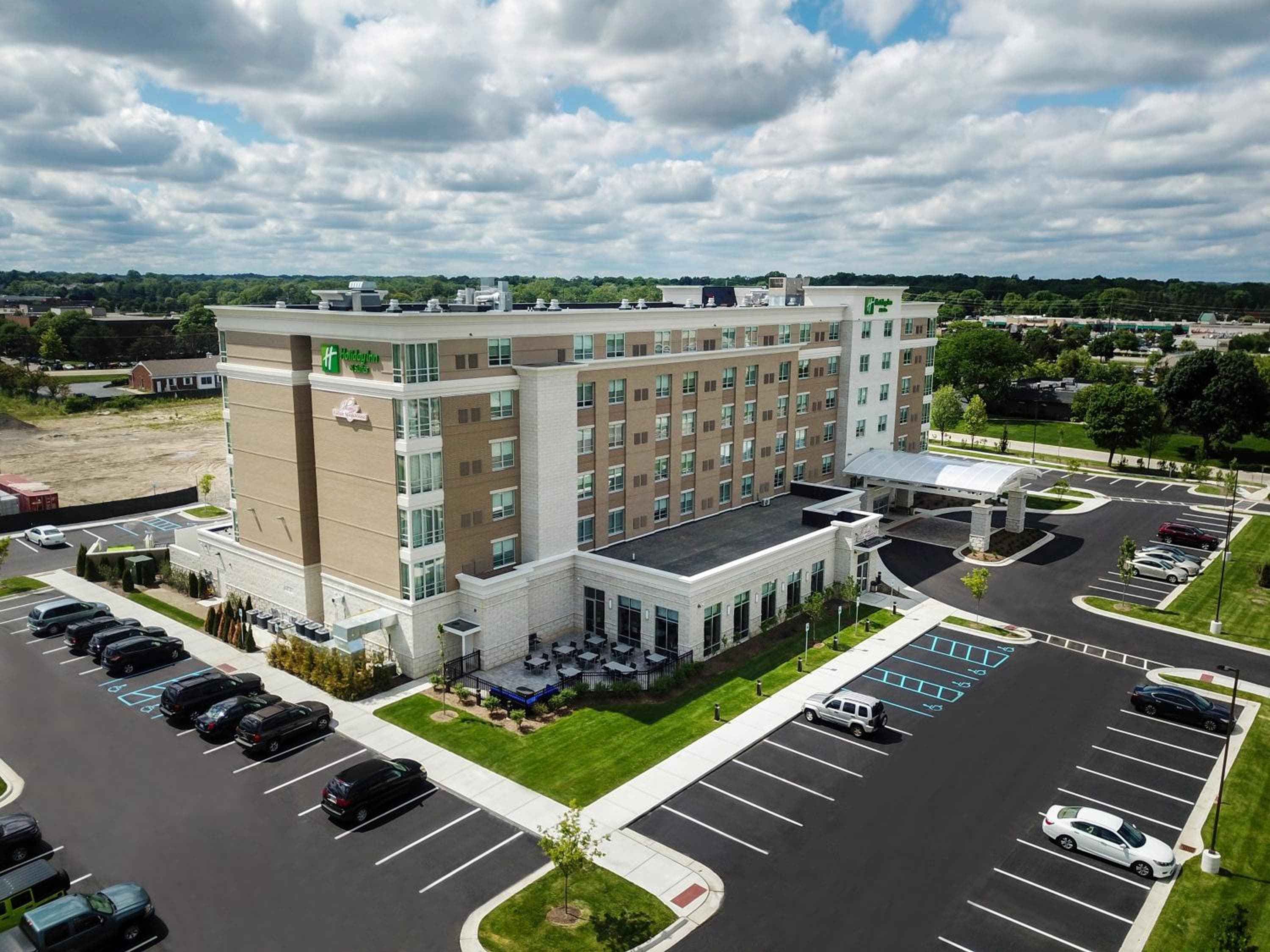 Holiday Inn & Suites Farmington Hills - Detroit NW by IHG