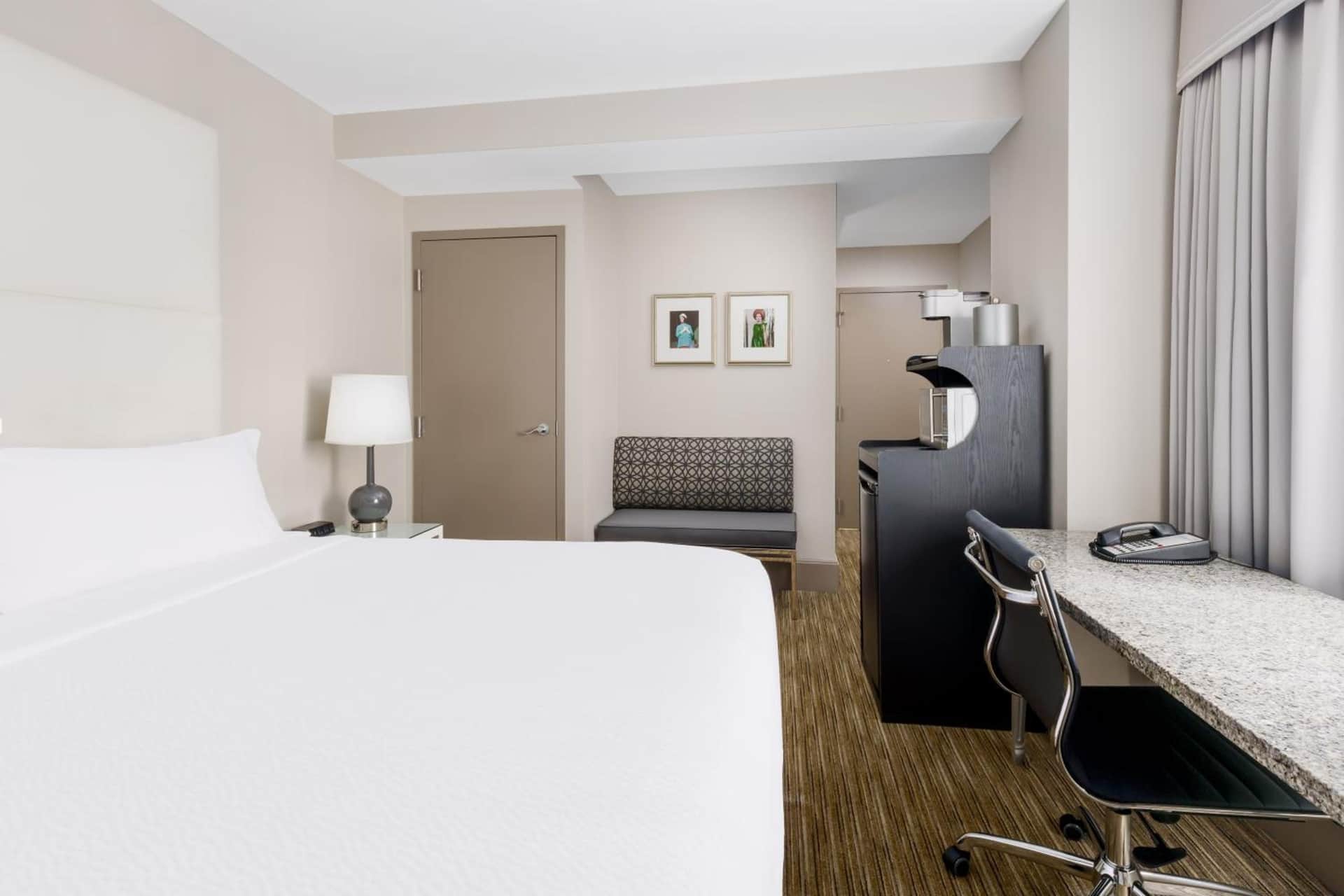 Hotel Cass, Holiday Inn Express (Chicago Magnificent Mile)