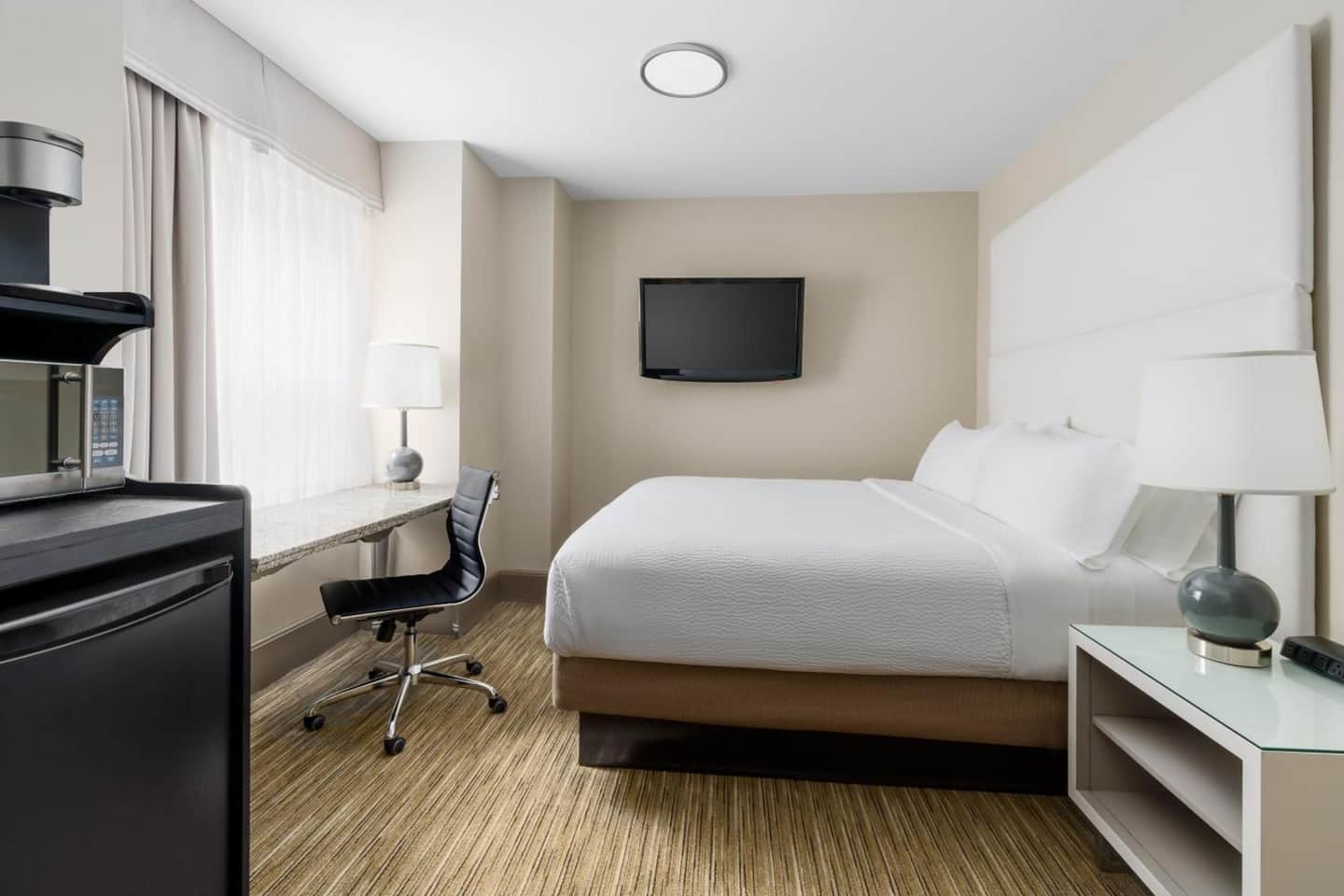 Hotel Cass, Holiday Inn Express (Chicago Magnificent Mile)
