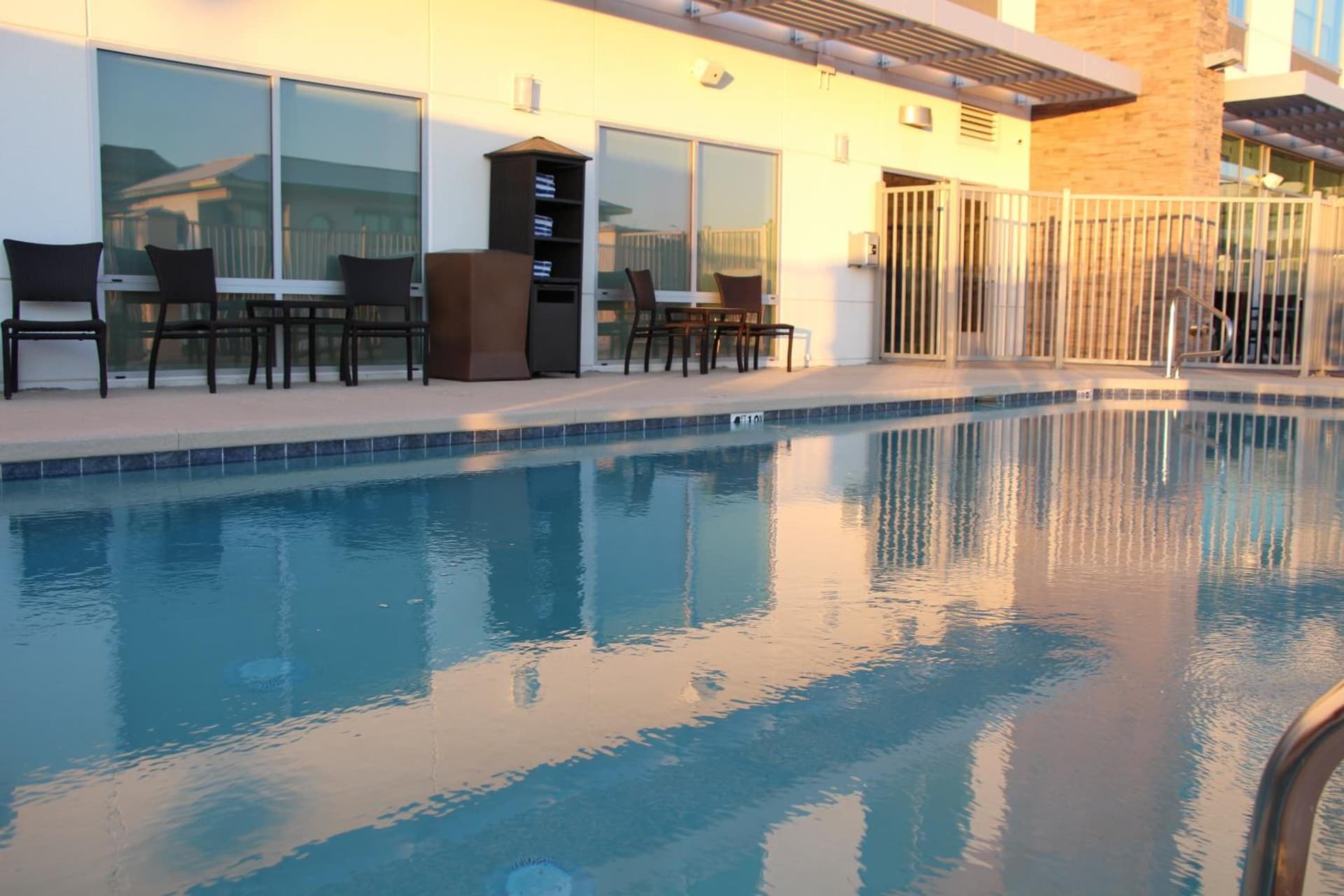 Holiday Inn Express & Suites - Phoenix - Airport North