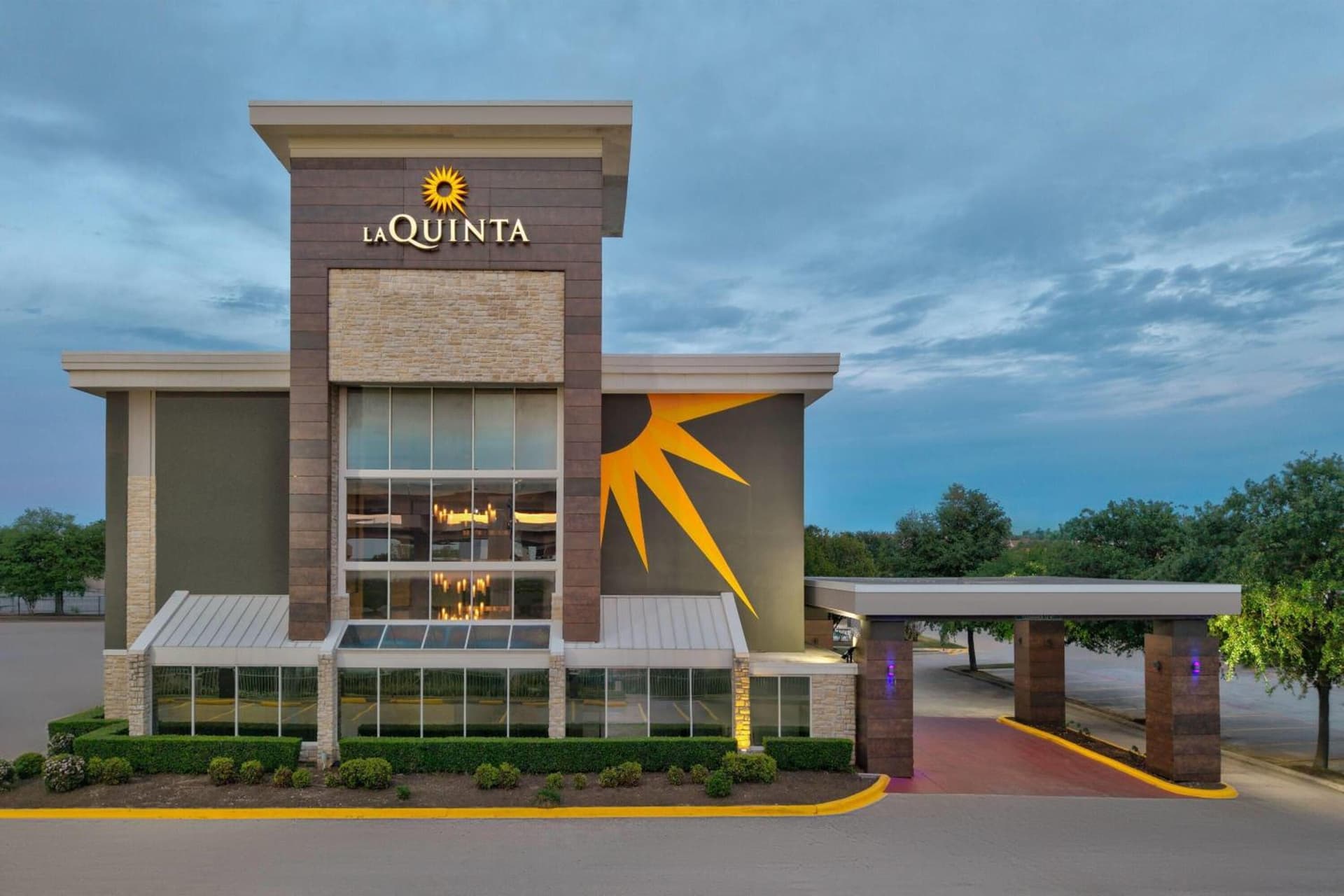 La Quinta by Wyndham Dallas I-35 Walnut Hill Ln