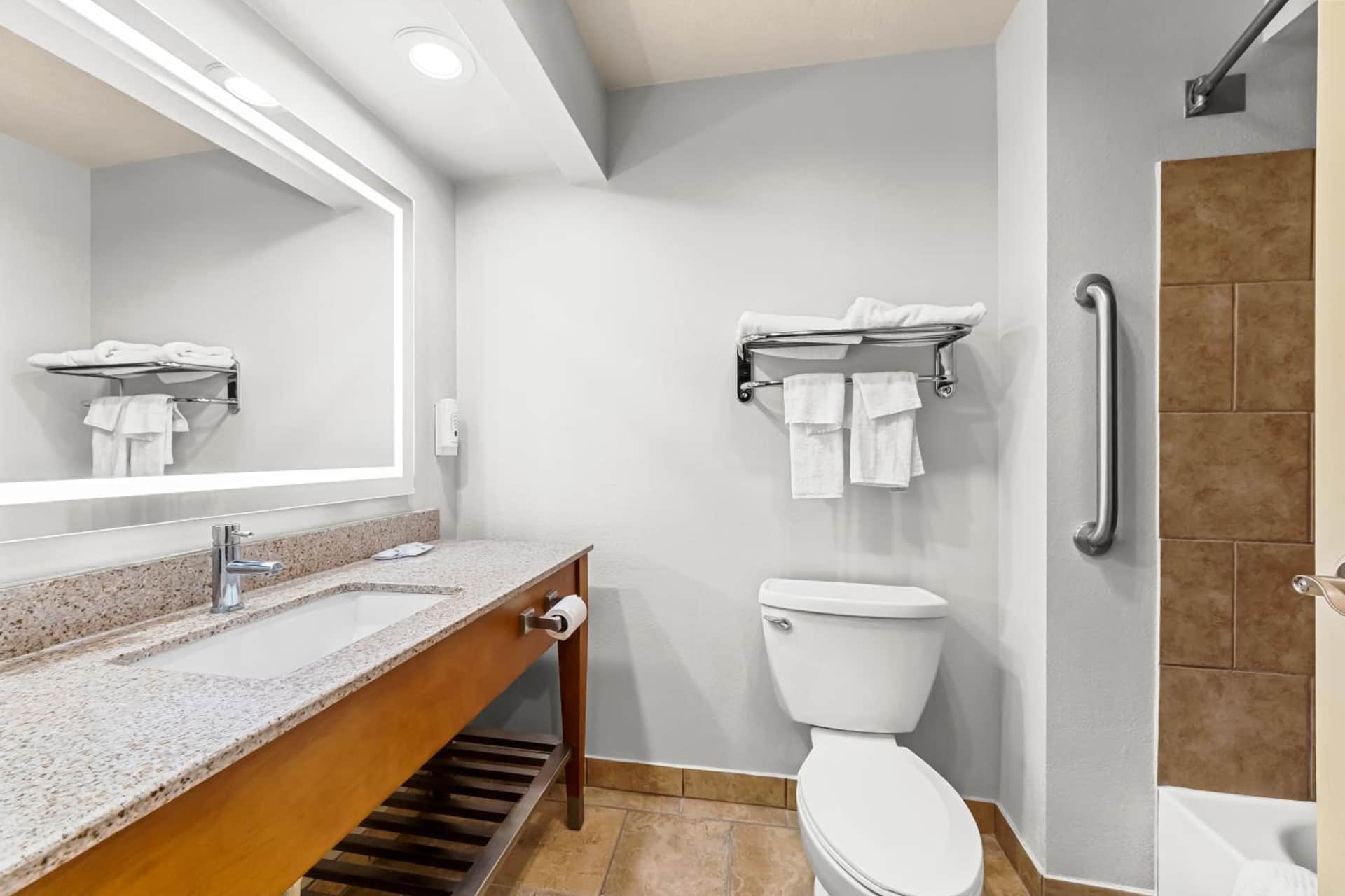 Quality Inn & Suites Airport North - Stone Oak