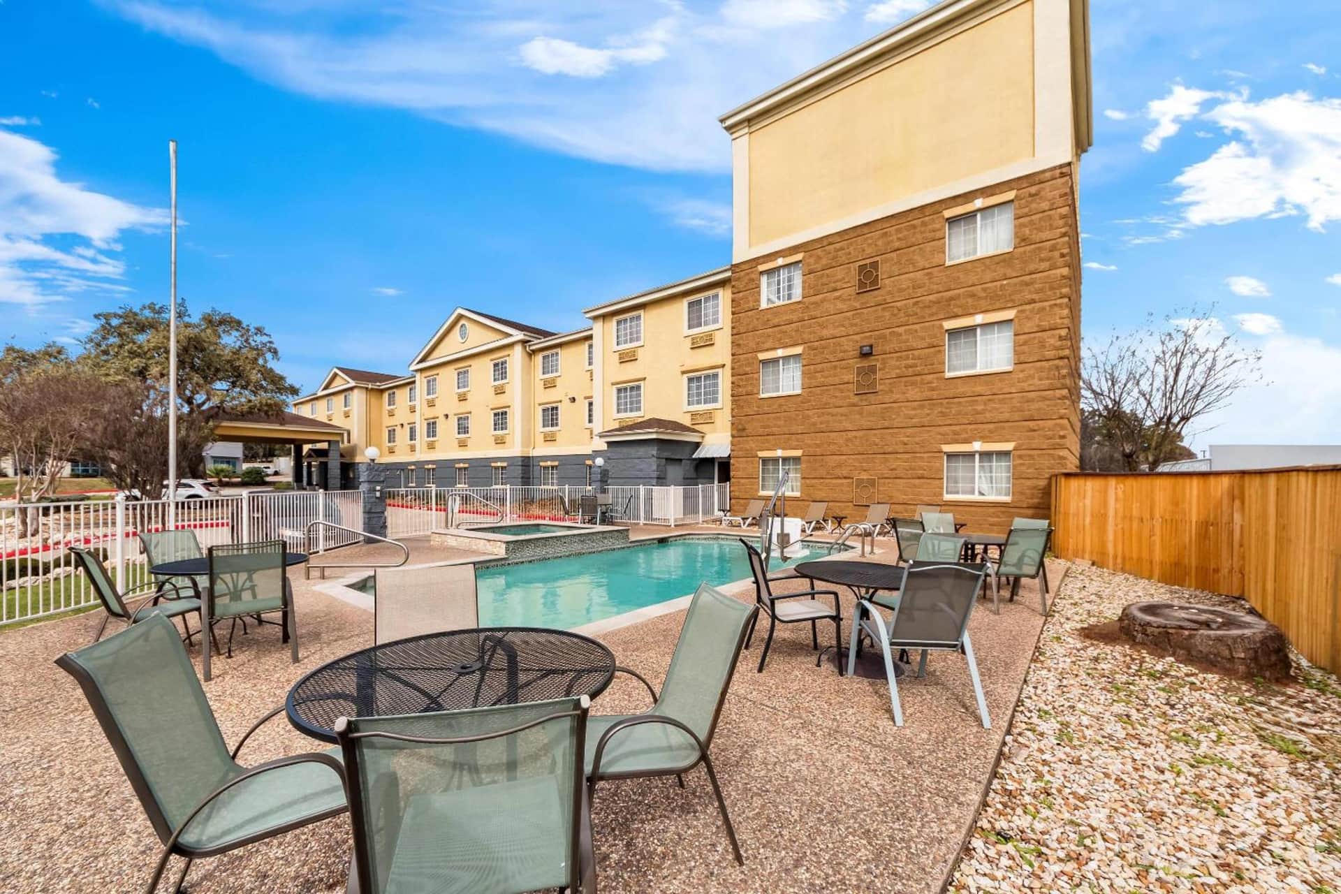 Quality Inn & Suites Airport North - Stone Oak